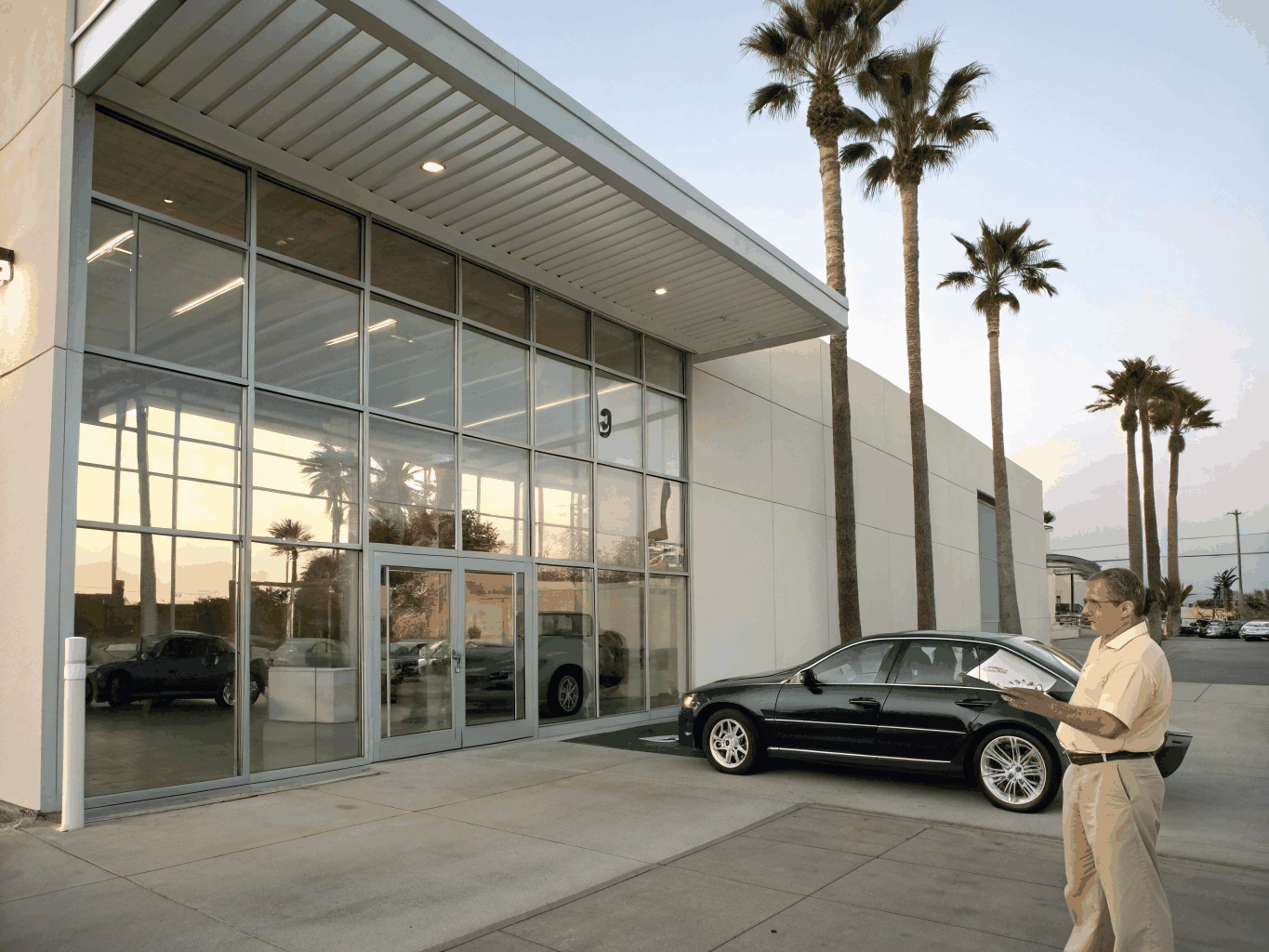 Business facility and office of George Lewis Auto Sales LLC in Paramount CA